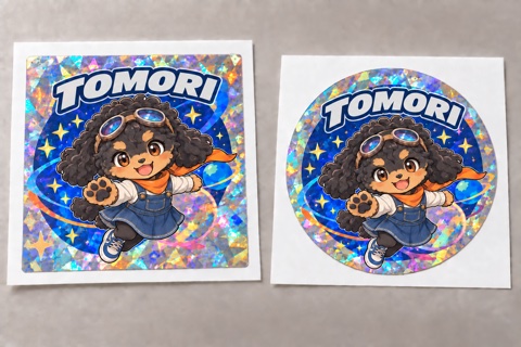 TOMORIの正方形・丸型ホログラムステッカー。キャラクターと名前は白下地で色を見せ、背景はホログラムの輝きを生かした印刷